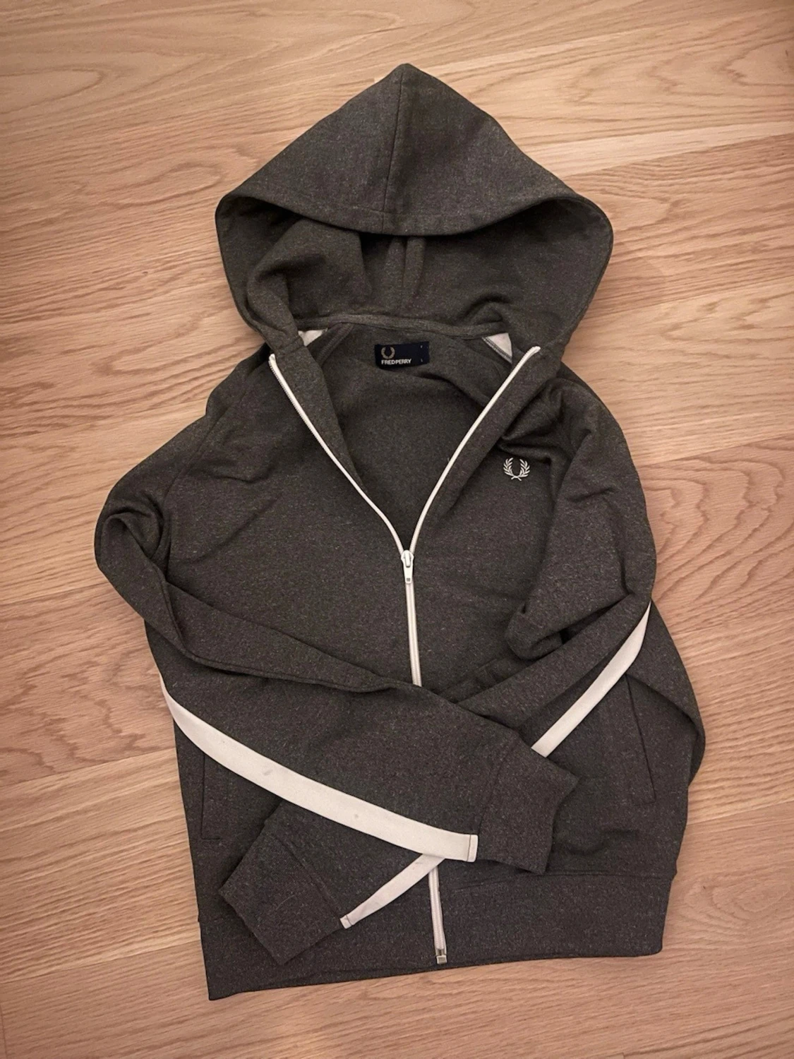 Mörkgrå hoodie från Fred Perry
