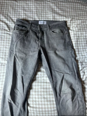 Grå jeans från Calvin Klein - Grå jeans från Calvin Klein. Modellen är slim fit och storlek 30/32 