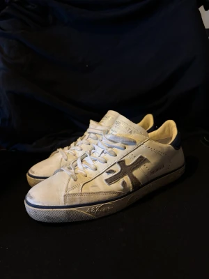 Premiata skor strl 41 - Tjenare! Säljer mina Premiata då de inte kommer till användning längre. Skorna är i princip nya och bara använda enstaka gånger. Skorna är storlek 41 men passar 42. Box och orginal tillbehör tillkommer. Hör av dig vid eventuella funderingar.