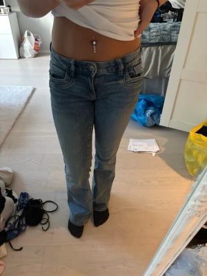 Lågmidjade jeans - Jag säljer ett par lågmidjade jeans som inte kommer till användning. De är i mycket bra skick, inte använda alls mycket! De är i storlek 164, lågmidjade bootcut jeans, stretchiga och extremt bekväma.