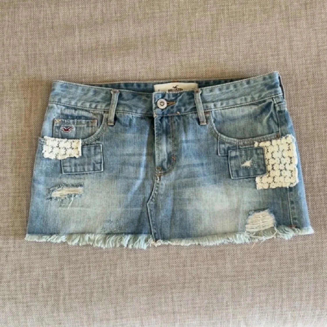 Ljusblå kort jeanskjol från Hollister
