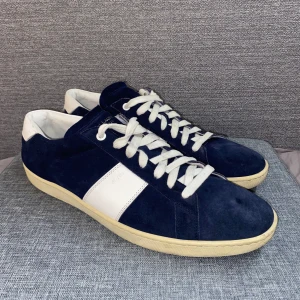 Saint Laurent sl02 skor - Sjukt eftertraktade Saint Laurent SL/02 skor i mörkblå | Skick 8/10 | Storlek 45 | Nypris: ca 7200kr + dessa tillverkas inte längre | Vårt pris: 3699kr | Pris kan diskuteras vid snabb affär | Tveka inte att höra av dig vid minsta fundering!🙌