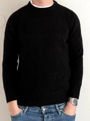 Svart merinoull tröja från Emilio Sarto - Stickad svart tröja i 100% merinoull från Emilio Sarto. Väldigt bra skick utan större defekter då jag knappt använt den. Köpt från best secret.