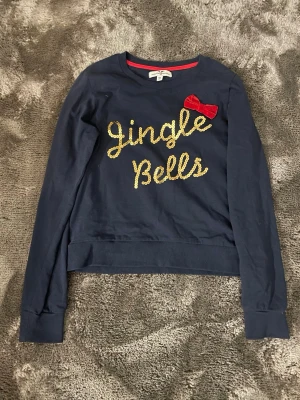 Blå Jingle Bells-tröja Hampton Republic - Mörkblå långärmad tröja från Hampton Republic med texten 'Jingle Bells' i guldpaljetter. Knappt använd💕