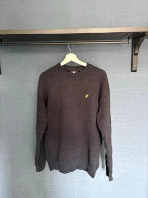 Mörkblå Sweatshirt från Lyle & Scott  - Stilren Sweatshirt/Crewneck med Mörkblåa knitwear mönster. Varmt och riktigt skönt material i form av Ull. Använd ett fåtal gånger 