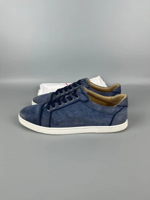 Blåa Louboutin Skor Med Vit Sula - • The shoes have been gently used and are in very good condition  • Size: 44 (fits 44.5–45)  • Color: Blue  • Retail price: 9500 SEK / 795€  • Dustbag included