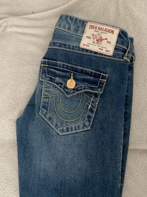 True religion jeans  - Säljer för de är för långa på mig och därför ser de skinny ut på mig och ja går sönder byxorna där nere, så använder de inte, köpt för 1500