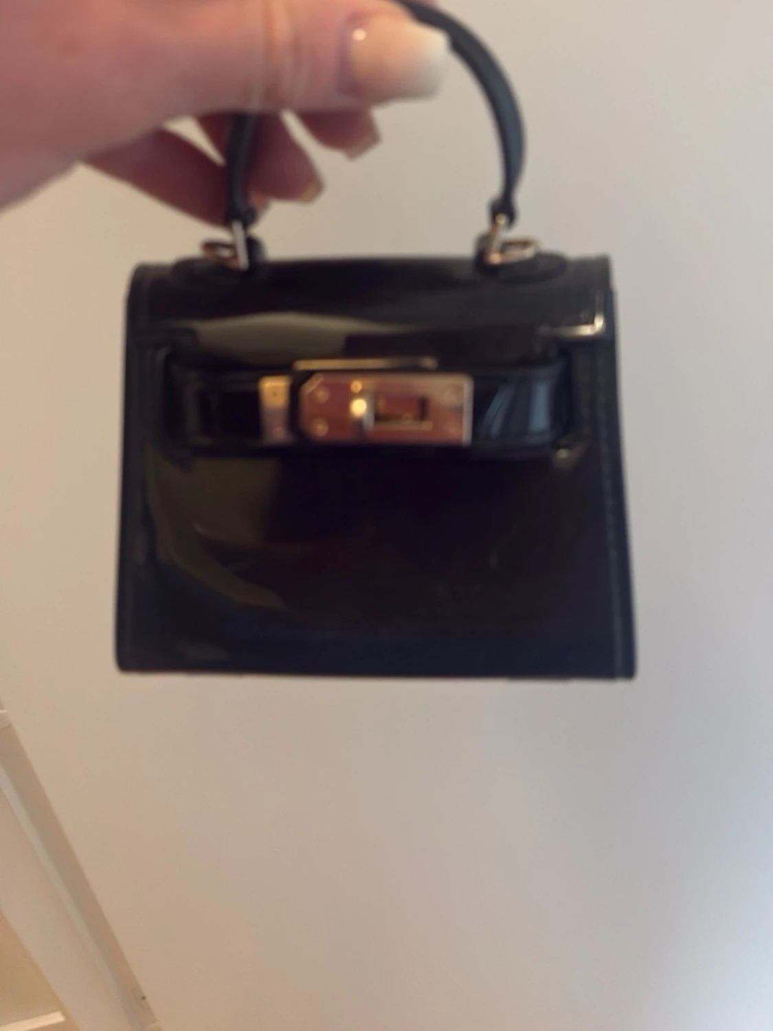 Mini svart lackad handväska - 2