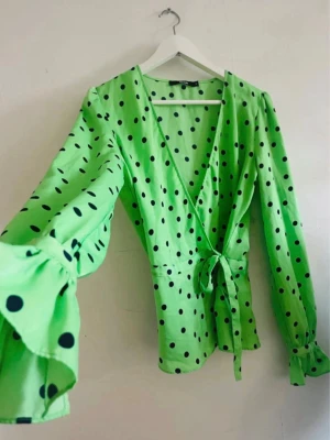 Fin omlottblus S\M Bik Bok - En så Fin omlottblus storlek M men mer som en S💚Från Bik Bok!    