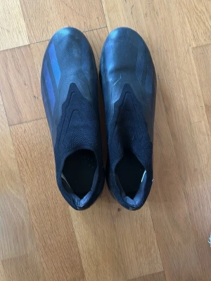 Adidas x crazyfast laceless black elite  - Säljer dessa adidas x crazyfast utan snören, i storlek 44, de har inga skador eller repor utan att de är tuggummi vid dobbarna( konstgräs) de är elite bästa materiel, pris kan diskuteras nypris 2200