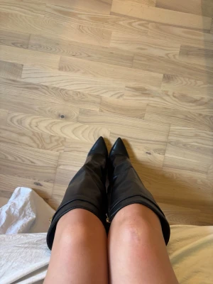 Svarta knähöga boots med klack - Stiliga boots klackar. Jag kommer inte riktigt ihåg vart de är köpta då jag köpte dem för ungefär 2 år sedan. Men jag vill meddela att det inte är från shein eller Temu!!!!!