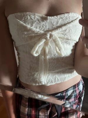 Tubtopp med knytning - Gullig beige tubtopp som man knyter, bra skick!