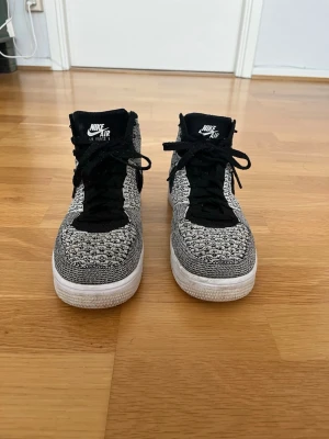 Nike Air Force 1 Flyknit – Storlek 40 - Säljer ett par Nike Air Force 1 Ultra Flyknit Mid i storlek EU 40. Skorna är i bra använt skick och fungerar som de ska. Sulorna har en del mindre defekter/slitage från användning, så kolla gärna bilderna noggrant för egen bedömning. Annars så är de fina med endast små bruksslitage.