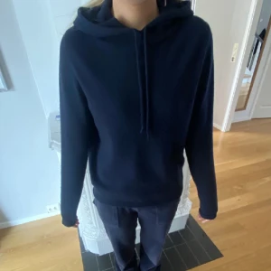 Soft goat hoodie  - Marinblå soft goat hoodie i stl s/M. Använd fåtal gånger så den är i väldigt bra sick!!☺️