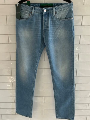Handpicked Ravello Jeans - Handpicked Ravello | Storlek: 32 | Färg: Ljusblå | Modell: Ravello (slim) | Skick: Nya med tags | Modellen är ~177cm 62kg | Nypris: 300€