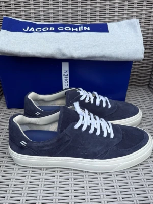 Helt Nya Jacob Cohën Sneakers - HELT NYA Jacob Cohën Sneakers || Storlek 44,5 || Box och Dustbag medföljer vid köp || Tveka inte på att höra av dig vid frågor eller funderingar 