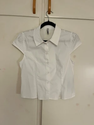 Kortärmad skjorta  - En jätte söt kortärmad skjorta med lite puffärmar ifrån New Yorker. Har aldrig använt den och den är i fint skick.