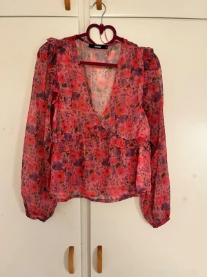 Rosa blommig blus - Så söt blommig rosa blus ifrån bikbok aldrig använd och säljer pga av att jag inte haft någon användning för den. Perfekt till sommaren