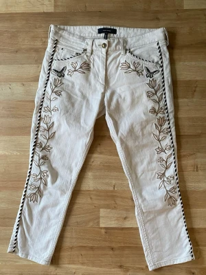 Vintage Isabel Marant jeans - Unika vintage jeans från Isabel Marant med broderade blommor och fjärilar längs benen och på ena bakfickan🦋                                                             *Raka ben och dekorativa sömmar längs sidorna. *Jeansen är i bomullsmaterial.                                   *Storlek 40 men passar 36/38.                                   Som referens är jag 162cm lång.