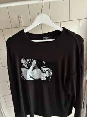 ENFANTS RICHES DÉPRIMÉS - longsleeve - Svart långärmad tröja från ENFANTS RICHES DÉPRIMÉS med unikt grafiskt tryck fram och text- samt bildpatchar på ryggen. Tröjan har avslappnad passform och rund hals. Cropped/ boxy fit