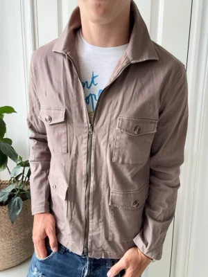 John Henric overshirt  - John Henric overshirt, Inga defekter! Modellen i bilderna är 180 cm 75 kg och bär Storlek S , Kom med frågor! 🌟 (Kan gå ned i pris vid köp av paket 😉) 