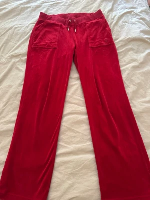 Röda Juicy Couture byxor - Röda mjukisbyxor från Juicy Couture i mjuk velour. Defekter finns