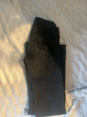 Läder Jenans från Nelly, ljus blåa truereligon jenas , svart topp från Sara, svarta kostymbyxor från Gina , bäsh intimissimi tröja  - Ljus blåa true religon Jeans: storlek W24 580kr, svarta läder byxor från Nellie: Storlek Xs 450kr  Kostym byxor Gina tricot: 150kr storlek S        Svart topp från Zara 150kr Storlek Xs                        Bäsh intimissmi tröja storlek S 200kr. Köparen står för frakten pris kan diskuteras 💗