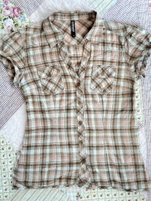 Vintage Y2K kortärmad skjorta - Bra skick men har två små märken på ryggen från vad jag gissar är en säkerhetsnål (se bild 3). Skriv vid frågor!💛