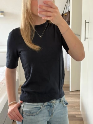 Stickad t-shirt - Stickad T-shirt från Lager 157. Väldig fint skick, har bara använts någon gång