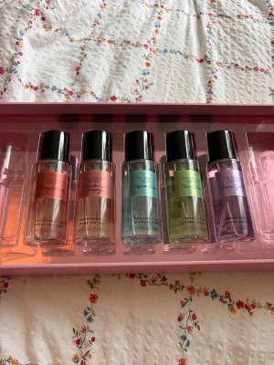 5 Victoria Secret parfymer - 5 st bodymists/parfymer från Victoria Secret, i exklusivt paket (köpt i USA). Alla är fulla. Strawberry Champagne, Temptation, Aqua Kiss, Love Spell, Pear Glaze
