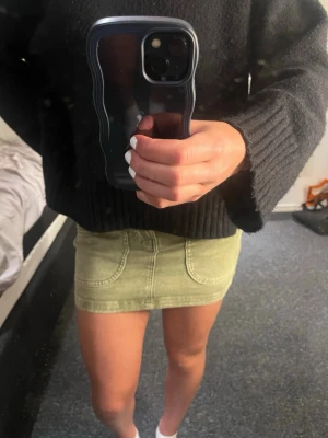 Kortkjol ljusgrön  - Säljer min nästan oanvända kortkjol. Superfin, säljer då den inte kommer till användning längre. Hyfsat stretchigt material och den är super skön! 