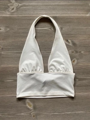 Vit halternecktopp - Vit halternecktopp från H&M i storlek XS, mycket fint skick