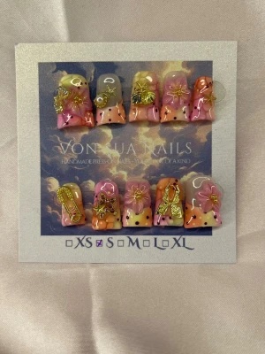 Ibiza (S);Short Duck Nails - Unika handgjorda press-on naglar i mixade färger som rosa, orange och gula med röda prickar. Dekorerade med guldiga 3D-accessoarer som stjärnor, säkerhetsnål och blommor. Handgjorda och riktigt statement! Perfekt för dig som vill sticka ut.S: 15 mm, 11,5 mm, 12 mm, 11 mm, 9 mm 