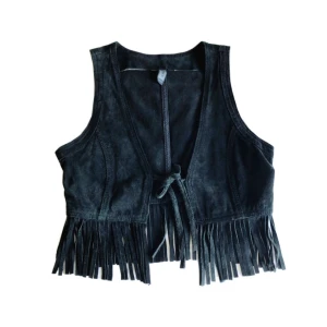 Vintage mocka-väst/ frans-väst, hippie/ boho/ bohemisk/ 60tal/ 60s/ 70tal/ 70s - Unik mocka-väst med fransar och knytning i fram!