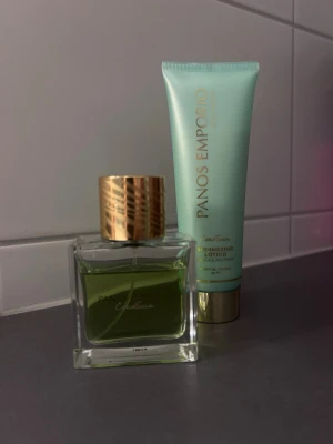 Panos emporio Cocosun parfym + lotion  - 50ml edt parfym från panos emporio, sparsamt använd.  125ml shimmer body lotion, endast testad en gång på armen. Detta är en limited edition parfym och finns inte längre att få tag på. 