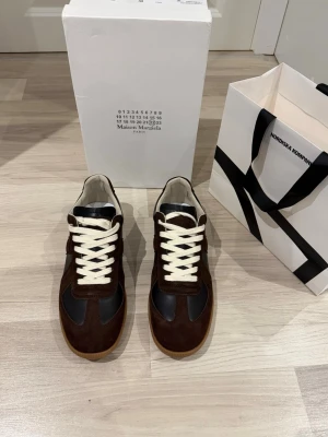 Maison margiela skor  - Sprillans nya gats! Bästa investeringen inför sommarn! Storlek:42! Vid minsta fundering kontakta oss!✔️