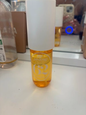 Sol de Janeiro Cheirosa 62 Parfym - En trendig parfym från Sol de Janeiro, Cheirosa 62, med en snygg genomskinlig orange flaska och vit kork. Doften är känd för sina varma, tropiska och söta toner. Perfekt för dig som gillar fräscha och exotiska dofter.
