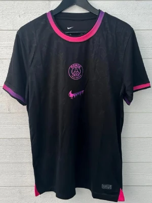 PSG Fotbollströja - Säljer en PSG fotbollströja som är helt ny med prislapp!