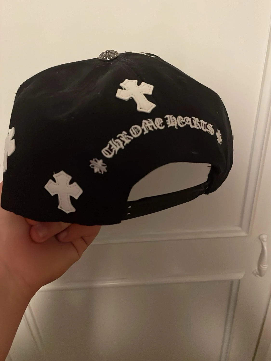 Svart keps med vita broderier