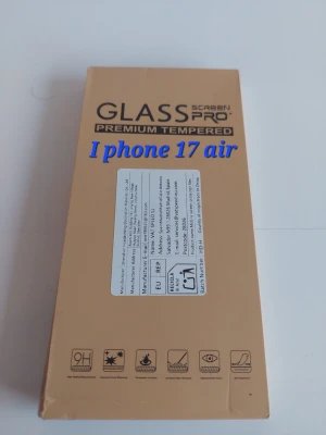 Skärmskydd i glas till iPhone 17 Air - Säljer ett premium tempererat skärmskydd från Glass Pro till iPhone 17 Air. 3 stycken, Skyddet är genomskinligt och tillverkat i tåligt härdat glas med 9H hårdhet. Förpackningen är beige och innehåller installationsguide. Perfekt för att skydda din mobil mot repor och stötar.