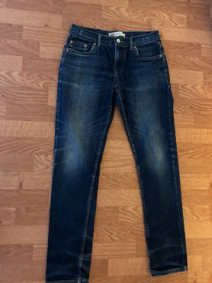 Levis 512 jeans - Ett par feta Levis 512or jeans. Vill ni ha ett par goa jeans till ett bra pris så har ni kommit rätt. Priset är ej hugget i sten. Skriv vid frågor!☺️
