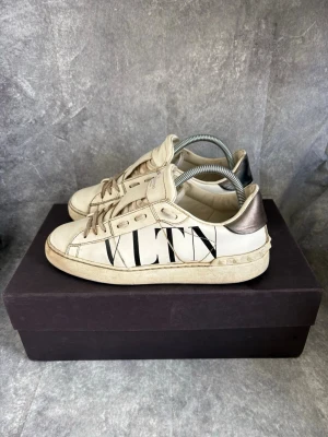 Valentino skor  - Valentino open skor | size: 39 | skick: 7,5/10 | endast skorna ingår | tveka inte på höra av dig! | mvh MD Closet 🫡 