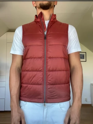 Röd dunväst - Röd dunväst från Riley. Strl S. Inga defekter. Modellen är 178 cm och väger 77 kg. Hör gärna av dig vid frågor!