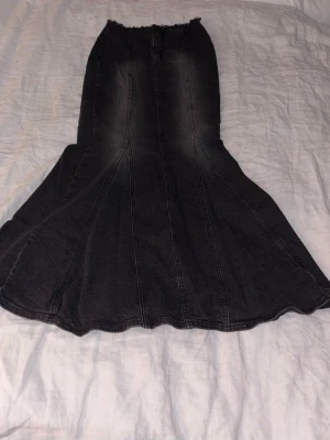 Grå denim mermaid maxi skirt goth kjol - Only used once! Beautiful mermaid shape 