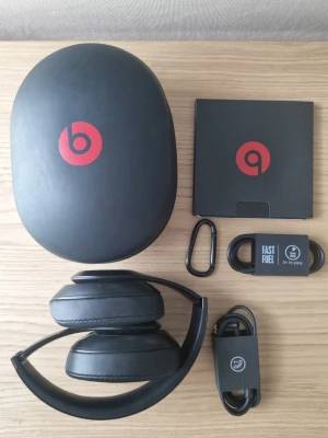 Svarta trådlösa hörlurar Beats - Svarta Beats studio3 wireless over-ear hörlurar med stilren design och vadderade kåpor. Trådlös anslutning, hopfällbar modell och medföljande snabbstartguide, hårt fodral, laddkabel och karbinhake. Perfekta för musik, gaming eller poddar. De är i mycket fint skick, knappt använda. Endast små repor (se sista bilden)