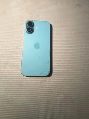 Blå iPhone med dubbla kameror - Snygg blå iPhone med två stora kameralinser på baksidan och stilren design. Baksidan är i glas och har den klassiska Apple-loggan. Telefonen har rundade hörn och en modern look som passar perfekt för dig som gillar teknik.