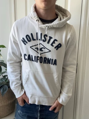 Hollister hoodie  - Hollister hoodie, Inga defekter! Modellen i bilderna är 180 cm 75 kg och bär Storlek M , Kom med frågor! 🌟 (Kan gå ned i pris vid köp av paket 😉) 