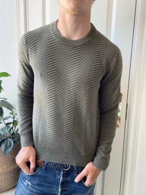 Celio tröja - Celio tröja, Inga defekter! Modellen i bilderna är 180 cm 75 kg och bär Storlek M , Kom med frågor! 🌟 (Kan gå ned i pris vid köp av paket 😉) 