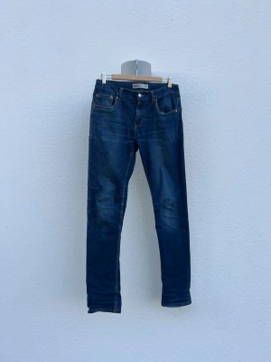 Blåa Levis Jeans 512 - OBS: Storleken Stämmer Ej, Utgå Från Den Som Står Här I Beskrivningen!|| Blåa Levis Jeans|| Model: 512 SLIM TAPER || Storlek: 16A (176 cm) || Mycket Snygga || Färg: Blå || En Liten Defekt På Etiketten || Skick:9/10 || Nypris: Ca 1100kr || Mitt pris: 279kr || Pris: Diskuterbart || Skriv Vid Minsta Intresse Eller Fråga! || Bättre Pris Desto Fler Du Köper Från Min Profil! ||