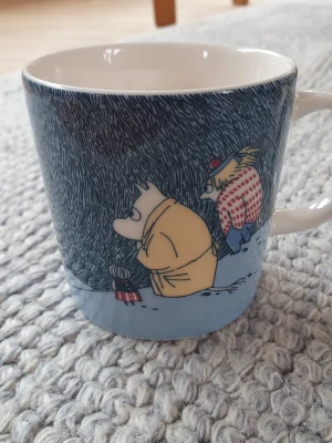 Ny Muminmugg Månsken i snön Mumin  - Utgången felfri mugg med etikett kvar. Packar mycket bra. 